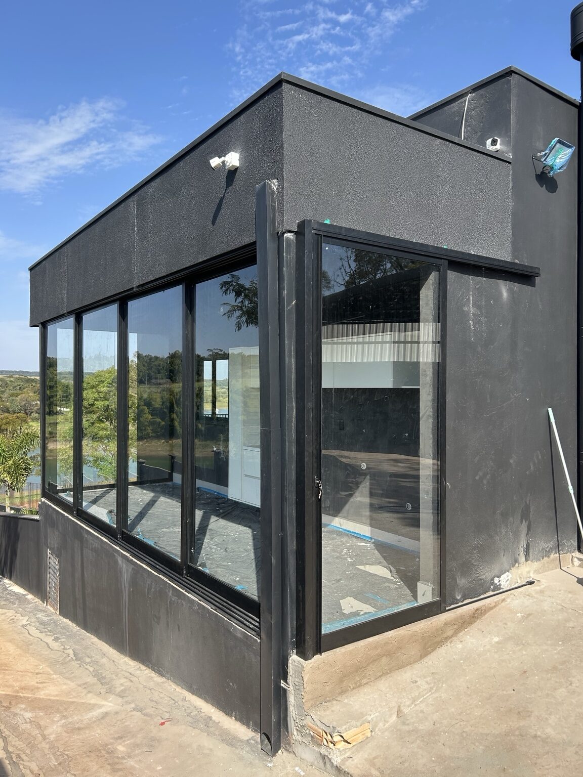 Fachada em alumínio preto e vidro
